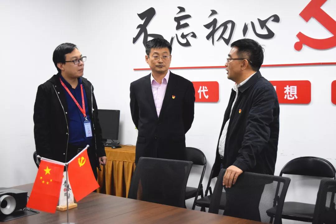 中共安陽(yáng)市委網(wǎng)信辦主任路玉軍、副主任王曉萌等一行人蒞臨安陽(yáng)青峰網(wǎng)絡(luò)指導(dǎo)工作