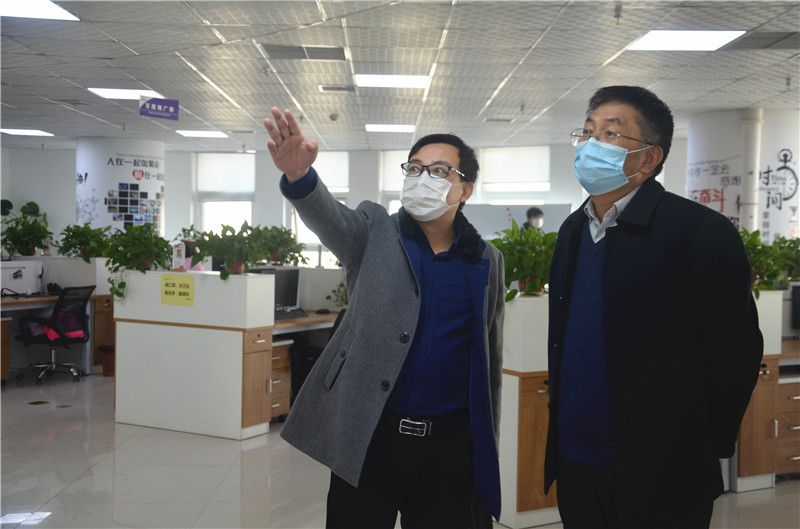 中共安陽市委統(tǒng)戰(zhàn)部副部長、市工商聯(lián)黨組書記郭洪俠一行調研安陽青峰防疫工作和復工復產情況