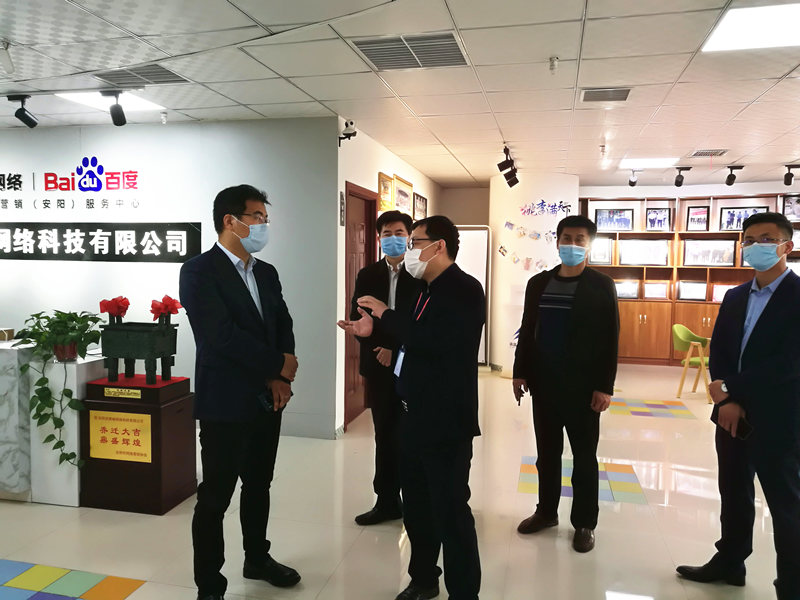 安陽市商務局副局長張躍勇，攜同天津伍創(chuàng)電子商務有限公司李富民一行蒞臨安陽青峰網(wǎng)絡參觀指導！！